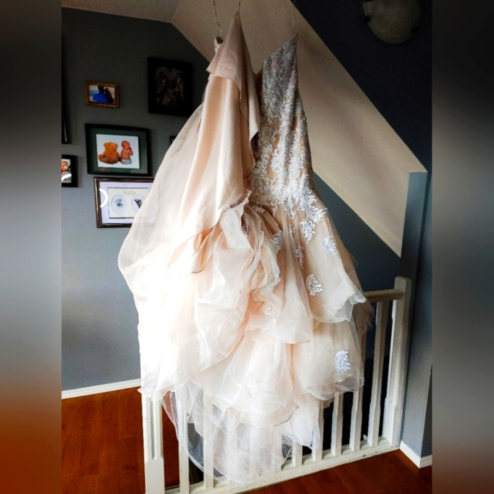 WEDDING DRESS - Picture 3 of 3